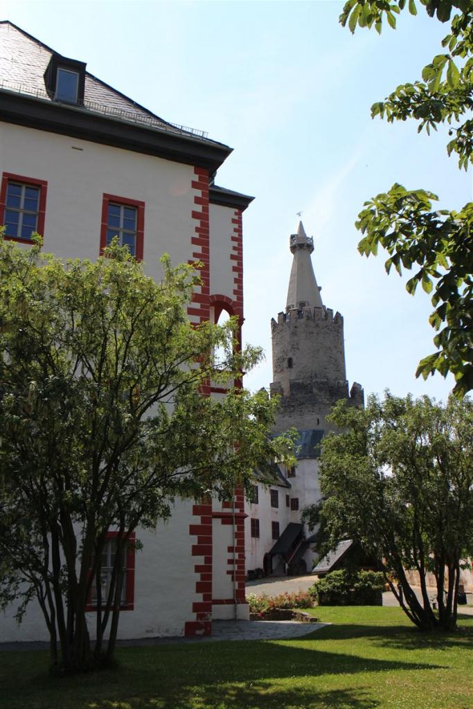 Osterburg Weida - im Innenhof der Burg - im Bild rechts der Bergfried