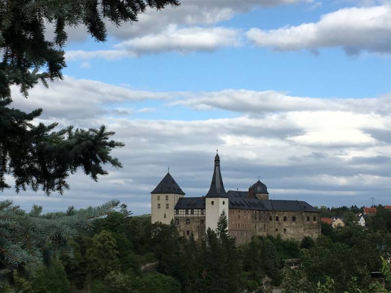 Blick auf Burg Mylau, welche auf einem Bergsporn thront