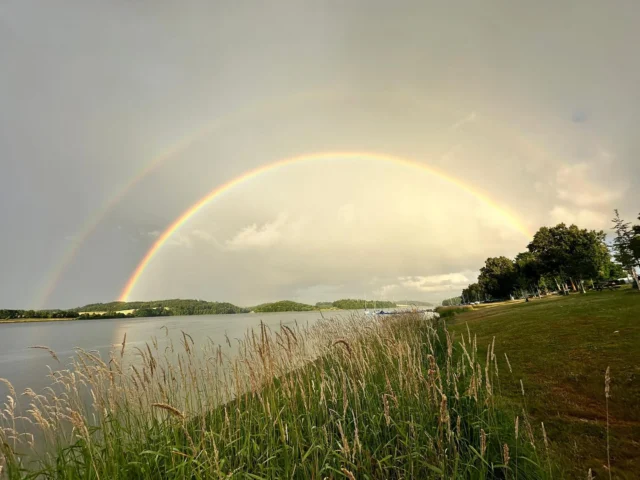 Der doppelte Regenbogen von gestern Abend über der @talsperre_poehl in seiner vollen Pracht ❤️

#vogtlandzauber #talsperrepöhl #regenbogen #rainbow
